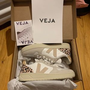 V-10 Leather extra white leopard print Veja sneakers